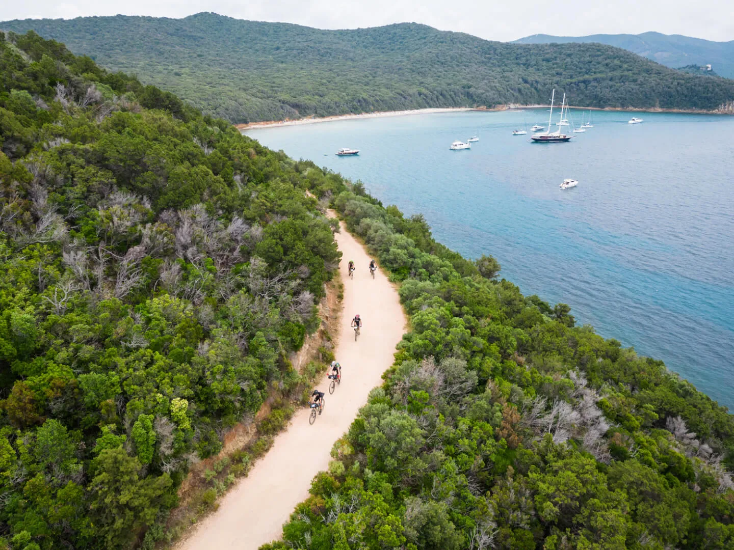 Un sentiero sulla costa, visto dall'alto