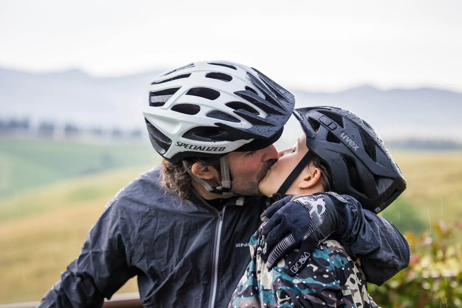 Due rider si baciano, con il casco