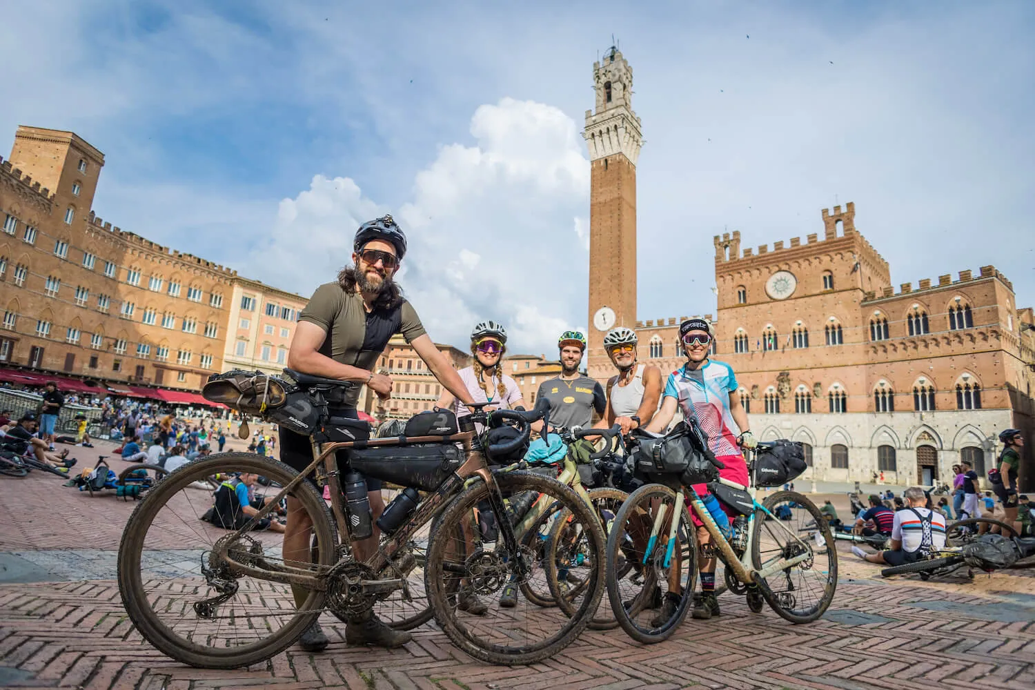 Un gruppo di rider in Piazza del Campo a Siena