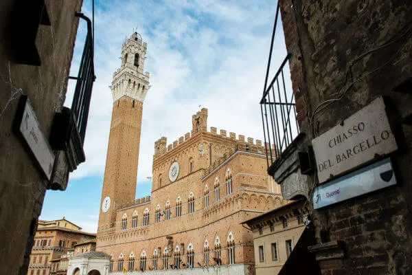 La Torre del Mangia di Siena vista da un vicolo