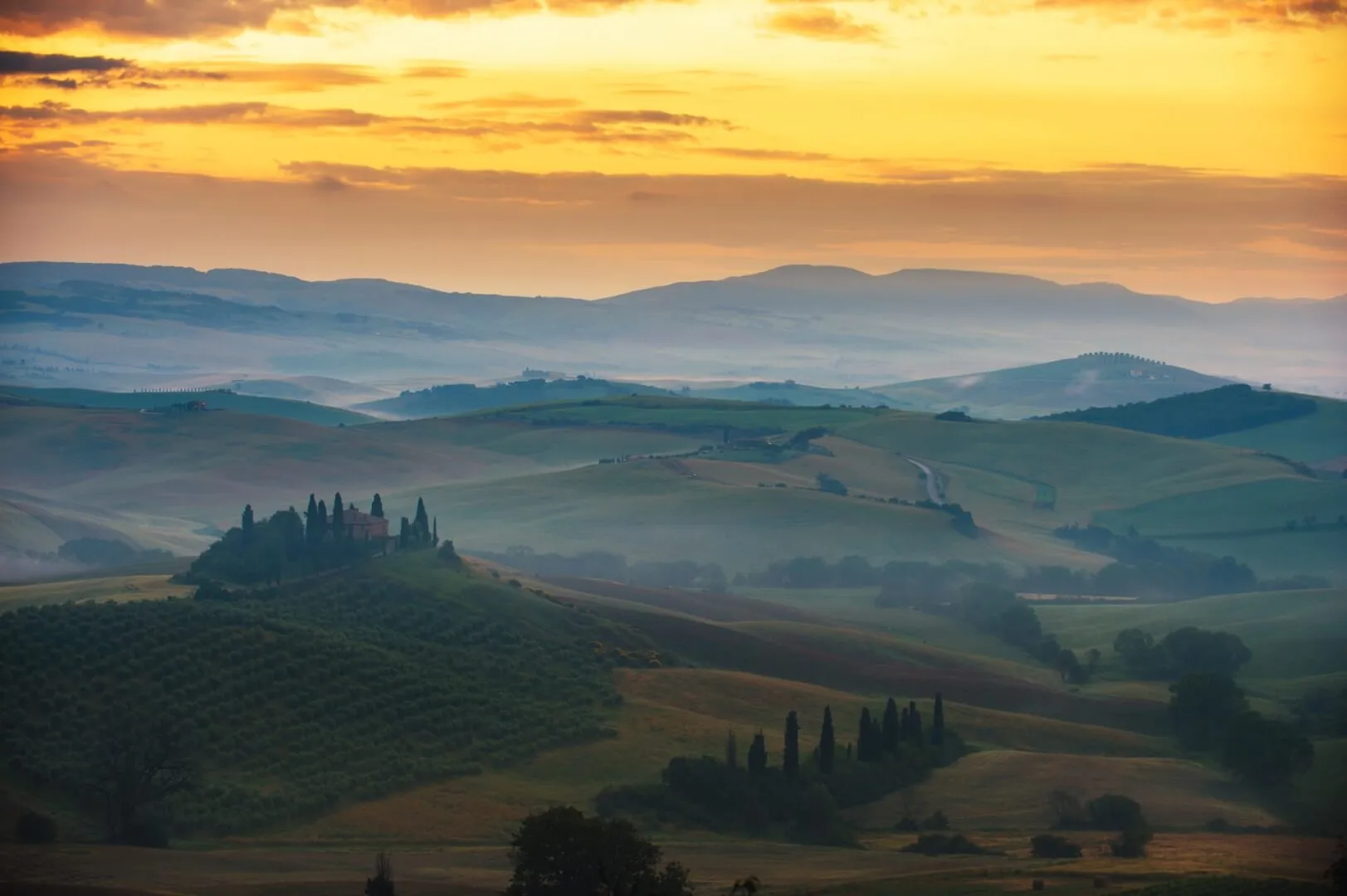 Le colline della Val d'Orcia all'alba
