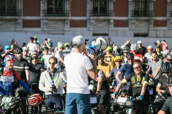 La folla dei partenti prima del via