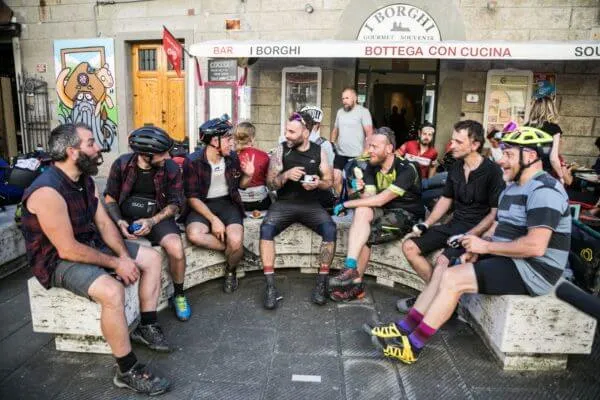 Un gruppo di rider seduti davanti a un bar