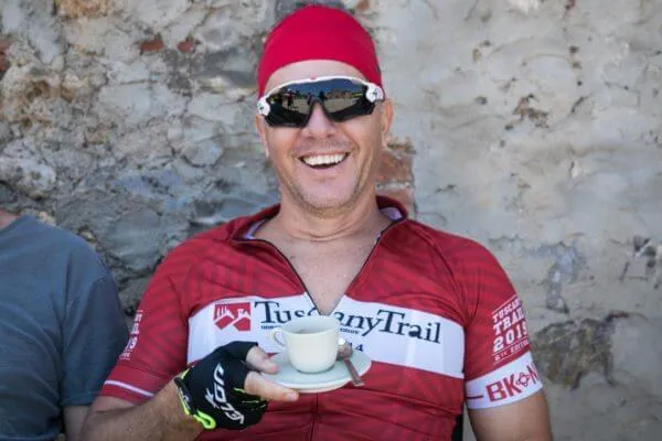 Un rider sorridente con la tazzina del caffè