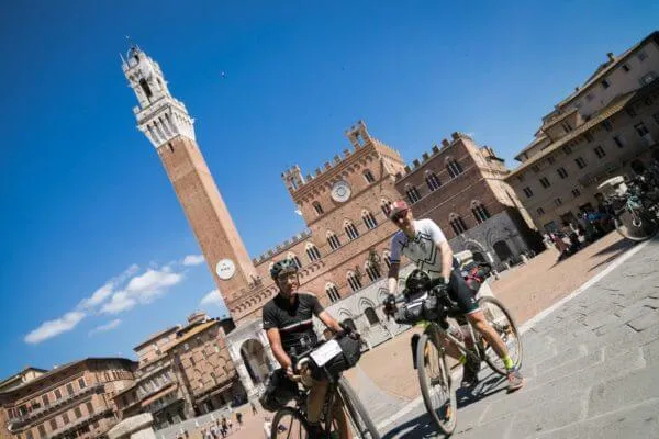 Rider sotto la Torre del Mangia a Siena