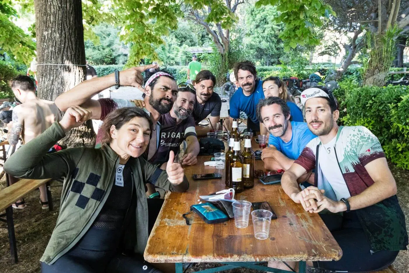 Un gruppo di rider brinda a tavola