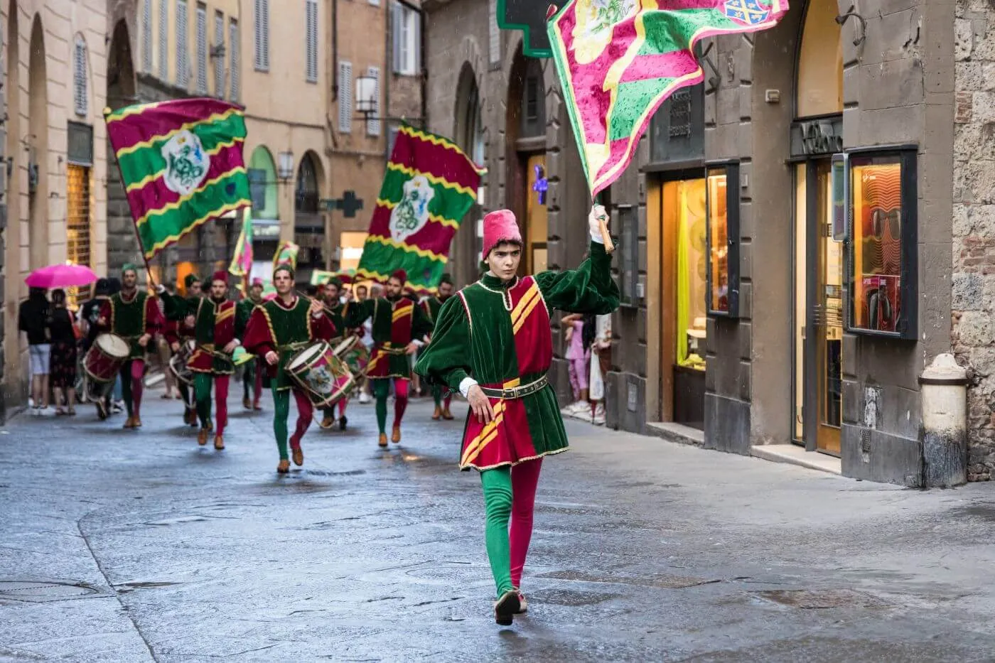 Sbandieratori in una via del centro