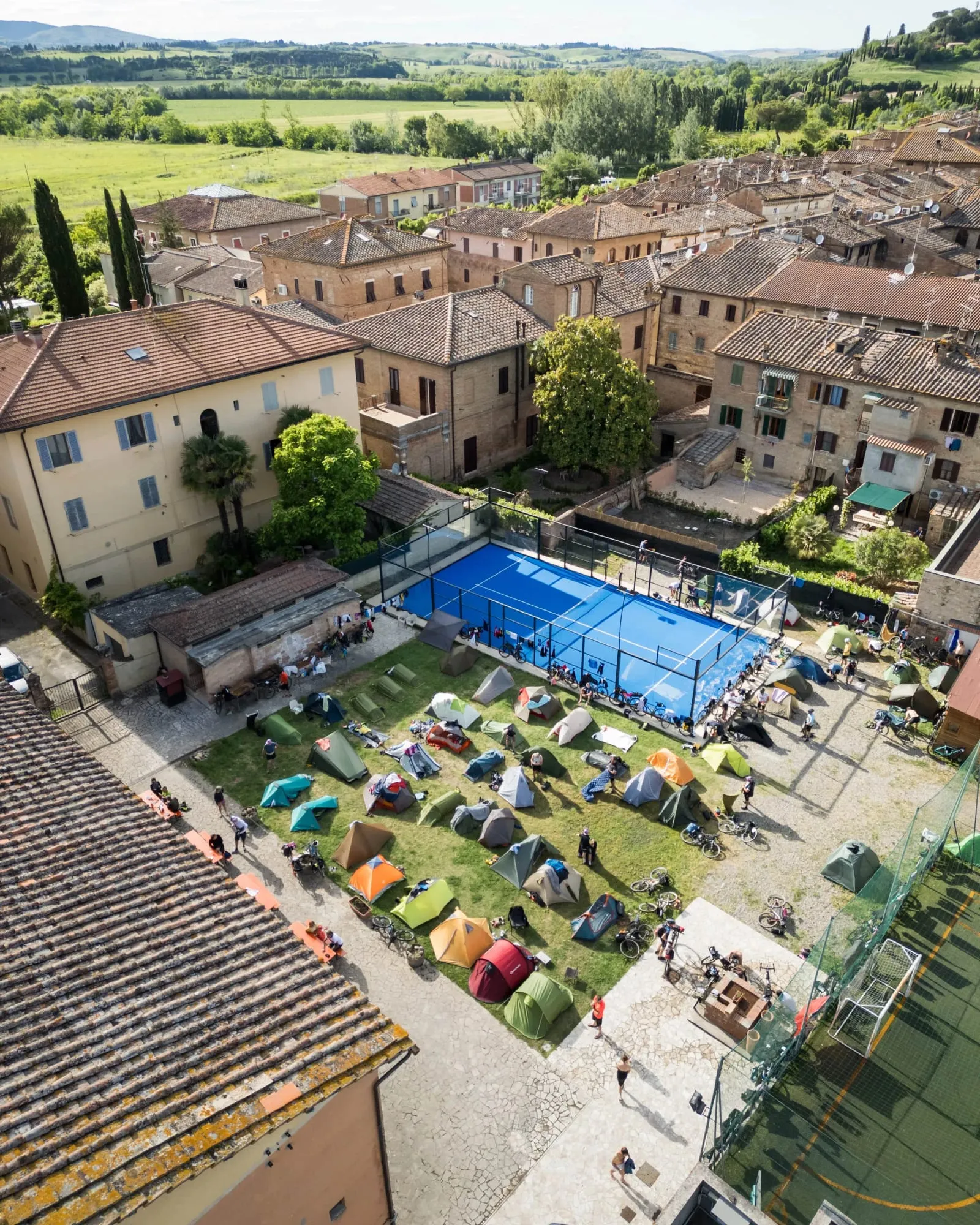 Decine di tende montate sul prato di un base camp, viste dall'alto