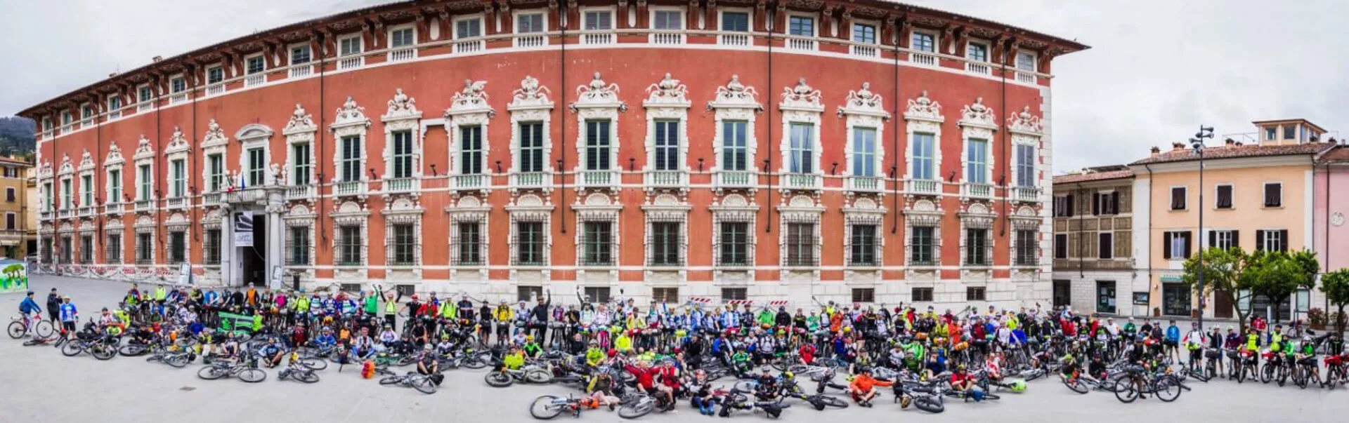 La foto di gruppo dei partenti davanti a un palazzo storico