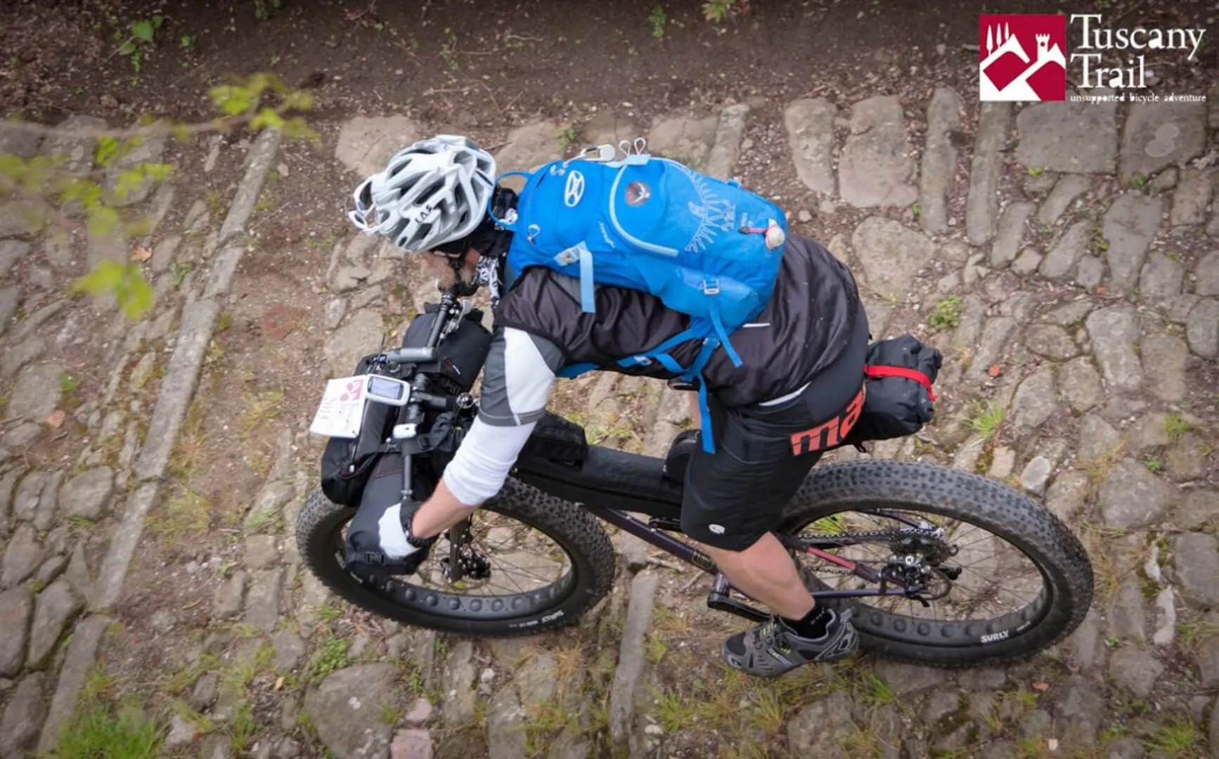 Un rider in piega su un selciato nel bosco