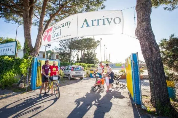 Rider all'arco dell'arrivo