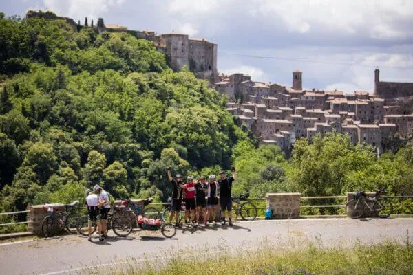Una sosta sotto un borgo arroccato