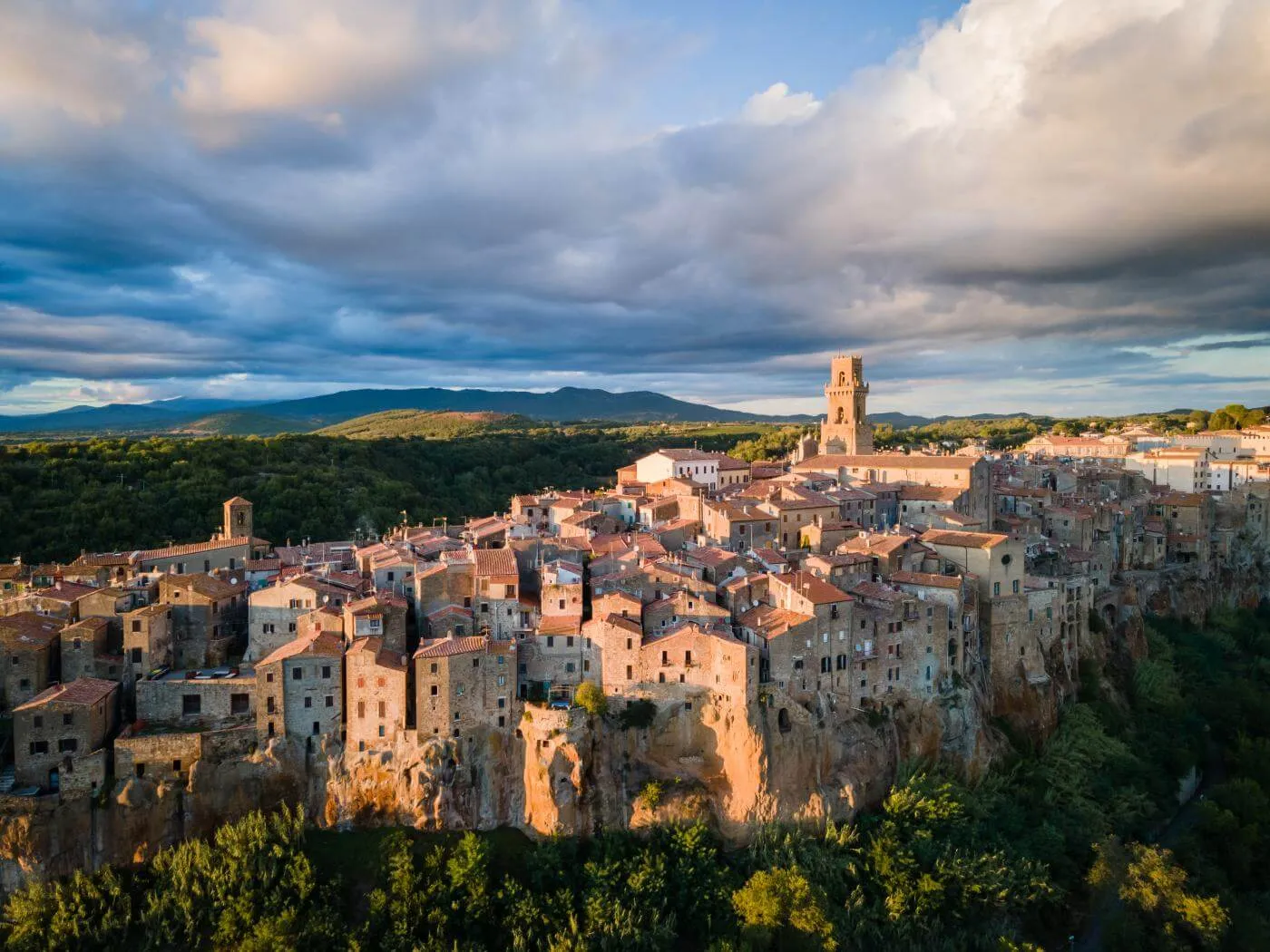 Un borgo in cima alla collina, visto dall'alto