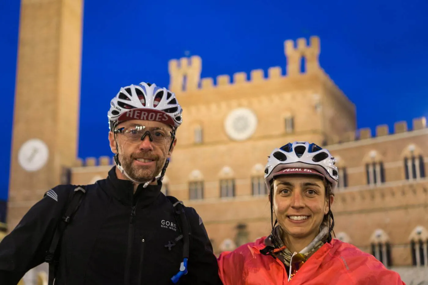 Due rider in selfie davanti al Palazzo Pubblico di Siena