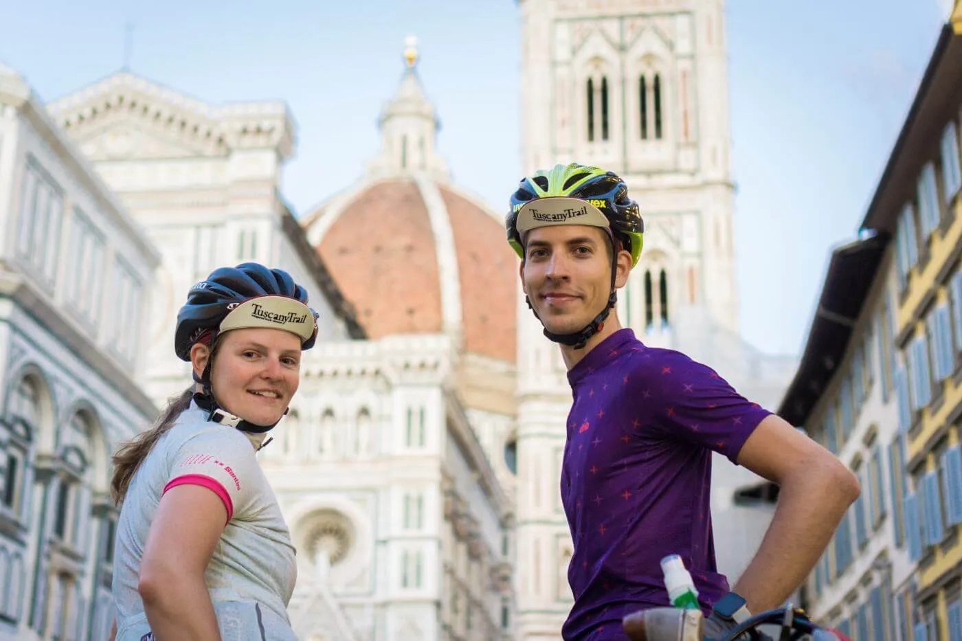 Due rider davanti al Duomo di Firenze