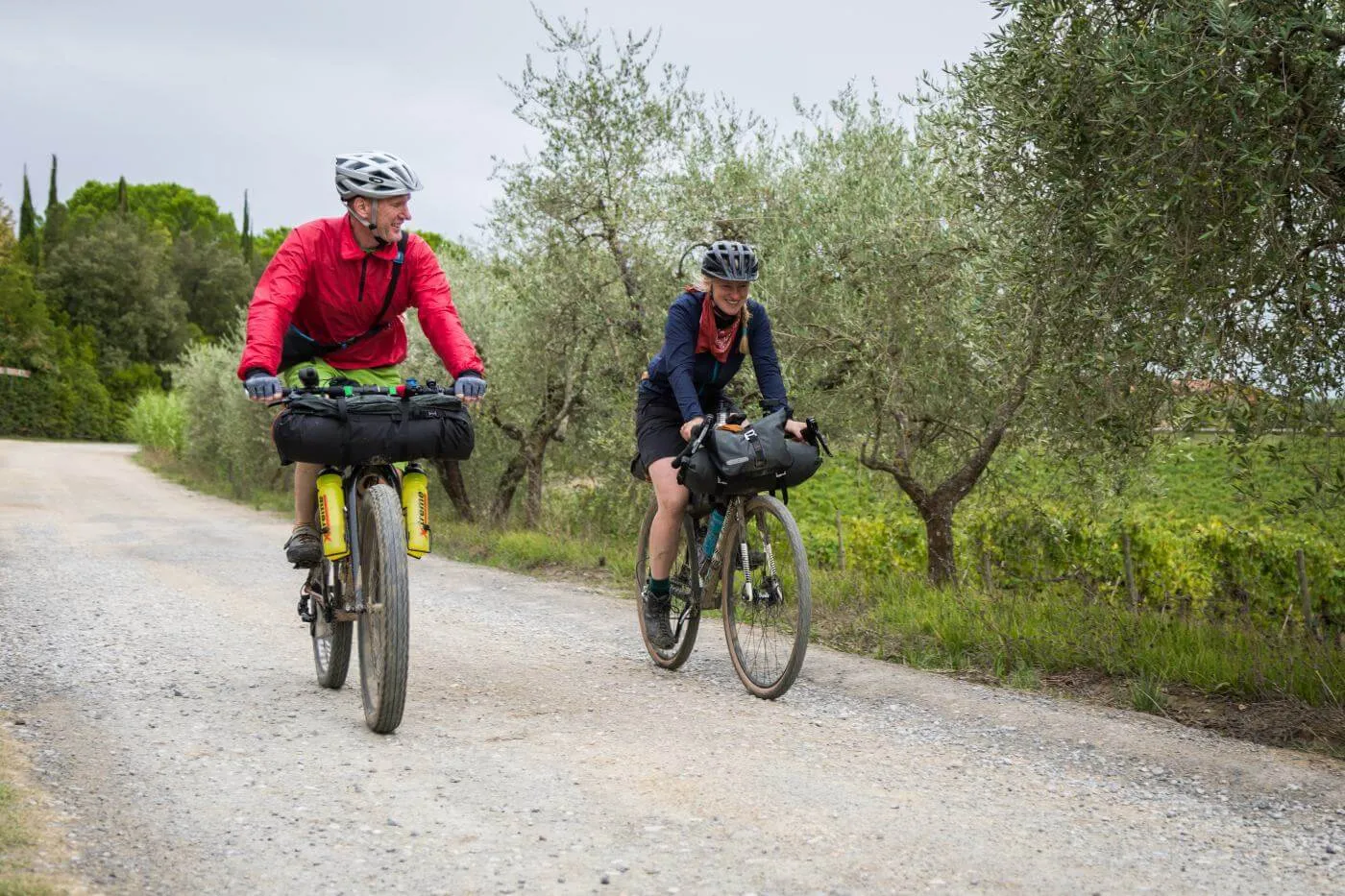 Rider fra gli ulivi su uno sterrato