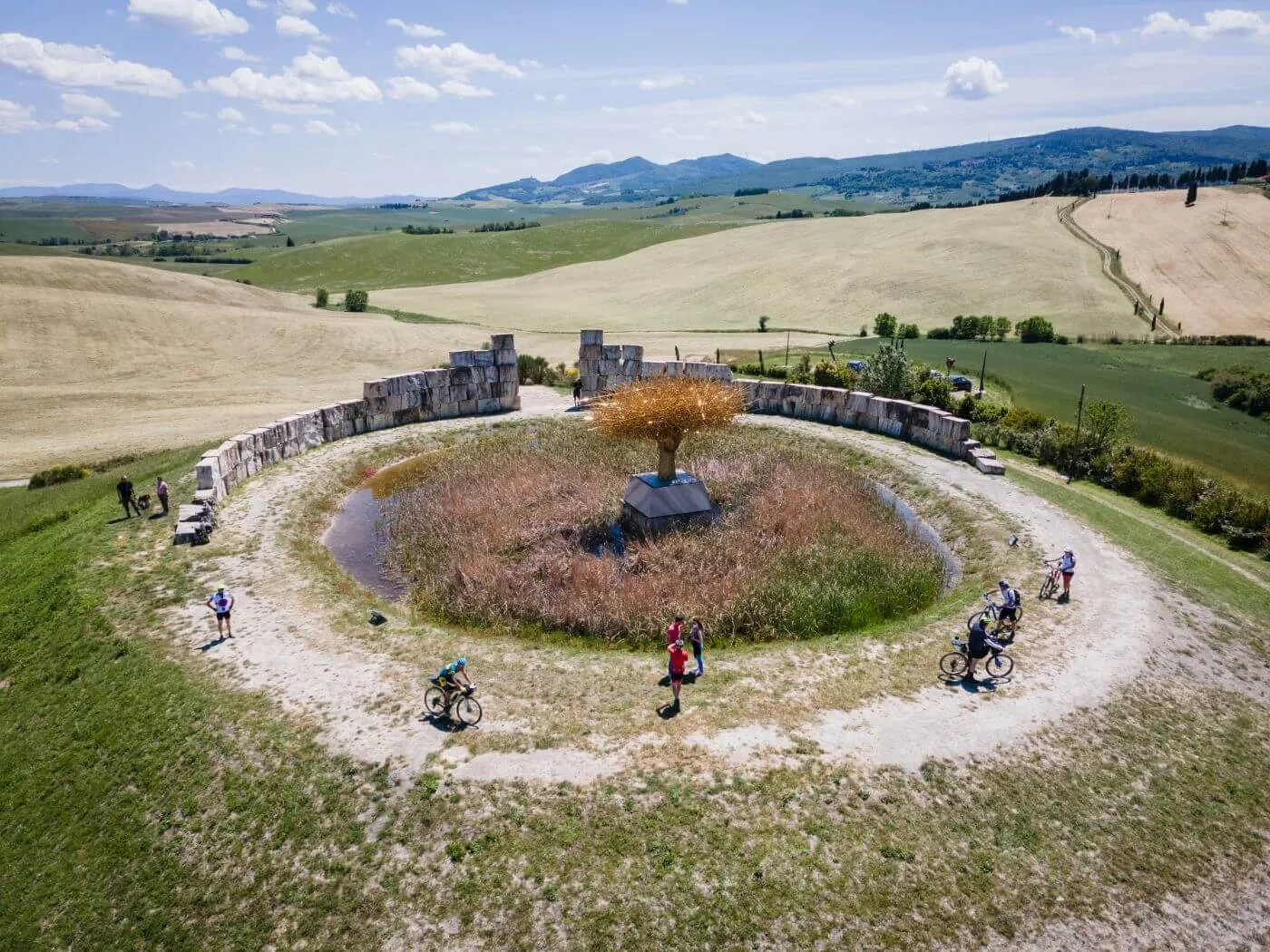 Rider attorno a un'installazione circolare nei campi, vista dall'alto