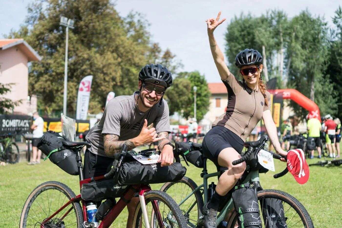 Rider che salutano al village di partenza
