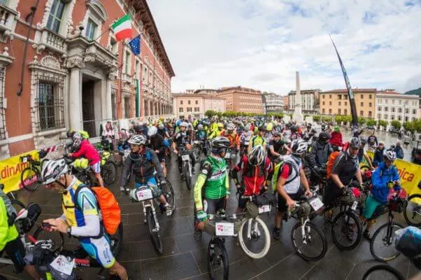 La folla dei partenti con le bici cariche